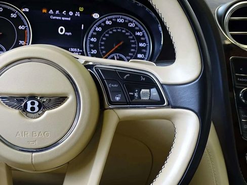 Used 2017 Bentley Bentayga image 32