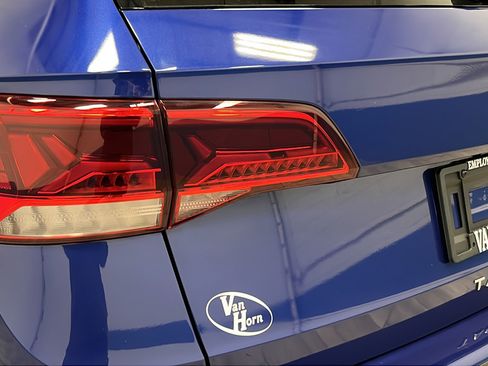 Used 2022 Volkswagen Taos SE w/ Panoramic Sunroof Package FWD image 33