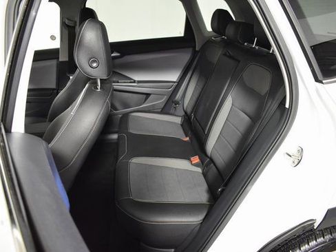 Used 2024 Volkswagen Taos SE image 28