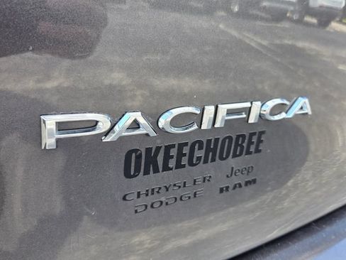 Used 2017 Chrysler Pacifica Touring FWD image 15