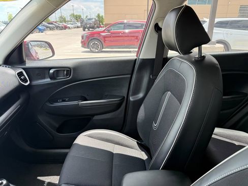 Used 2024 Hyundai Venue Limited FWD image 26