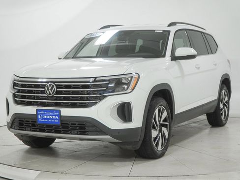 Used 2025 Volkswagen Atlas SE image 3
