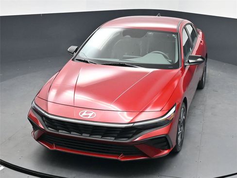 Certified 2025 Hyundai Elantra Sport image 11