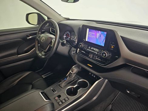 Used 2023 Toyota Highlander XLE FWD image 11