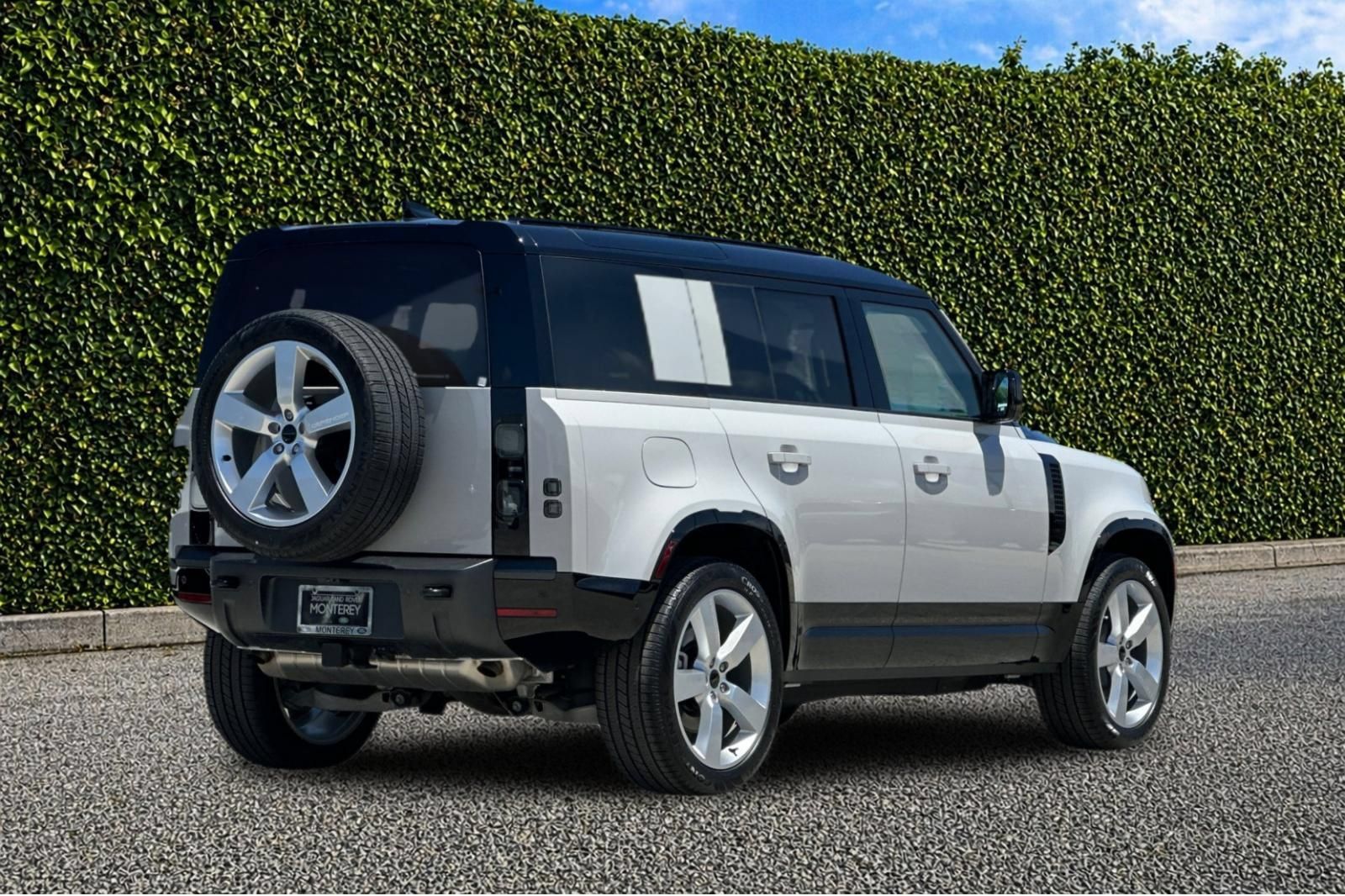 New 2026 Land Rover Defender 110 X-Dynamic SE AWD/4WD image 6