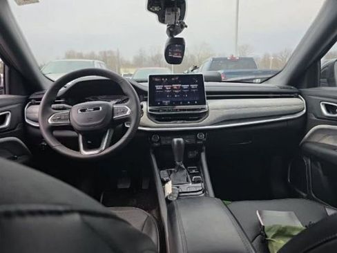 Used 2023 Jeep Compass Latitude image 5