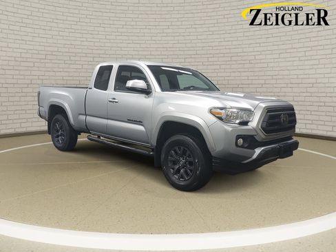 Used 2022 Toyota Tacoma SR5 w/ SR5 Appearance Package (SM) image 3