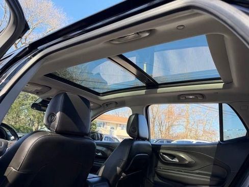 Used 2022 GMC Terrain SLT w/ Infotainment Package II image 19