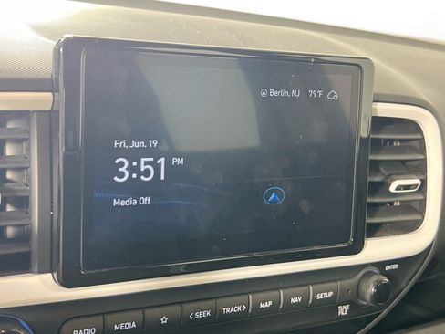 Used 2024 Hyundai Venue Limited FWD image 15