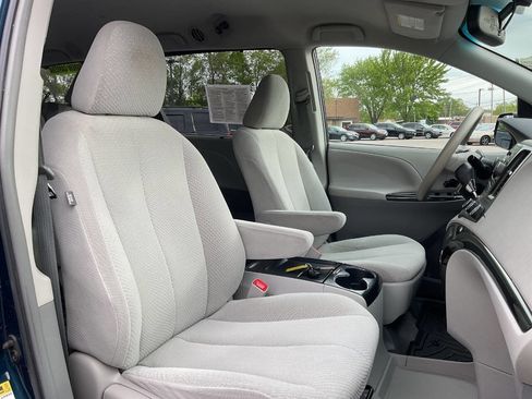 Used 2011 Toyota Sienna LE w/ Preferred Pkg FWD image 40