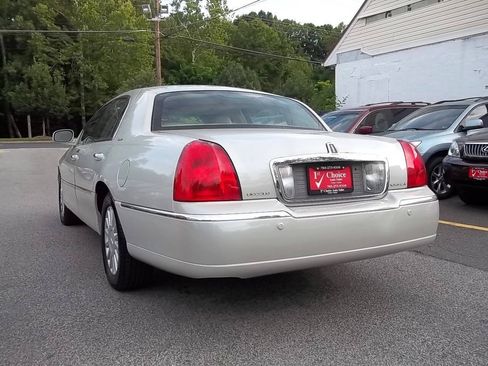 Used 2005 Lincoln Town Car Signature RWD image 2