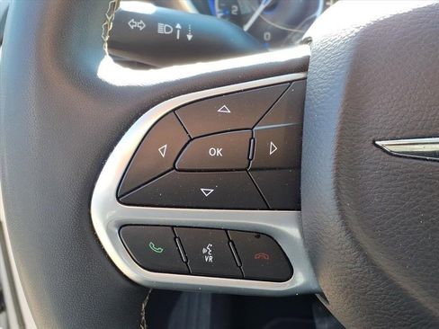 Used 2024 Chrysler Pacifica Touring-L image 19