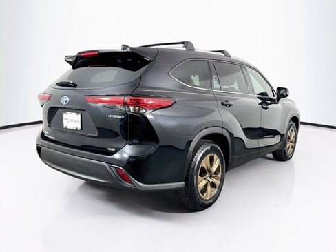 Used 2022 Toyota Highlander Bronze Edition FWD image 2