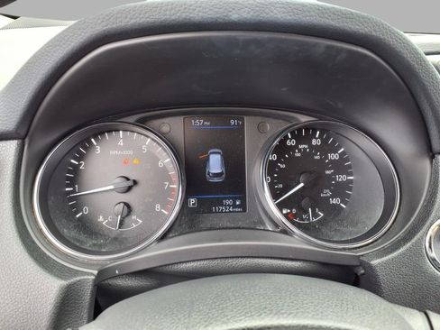 Used 2018 Nissan Rogue SV w/ Premium Package FWD image 16