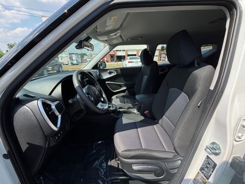 Used 2025 Kia Soul LX w/ LX Technology Package FWD image 25