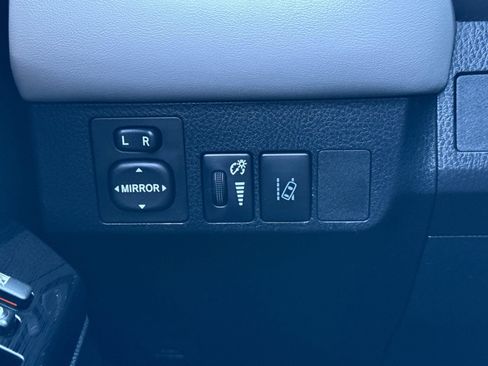 Used 2018 Toyota RAV4 Limited image 29