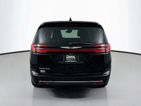 Used 2024 Chrysler Pacifica Touring-L FWD image 12