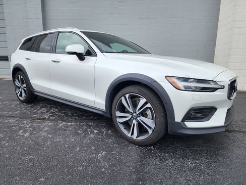 Certified 2023 Volvo V60 B5 Cross Country Plus AWD/4WD image 1