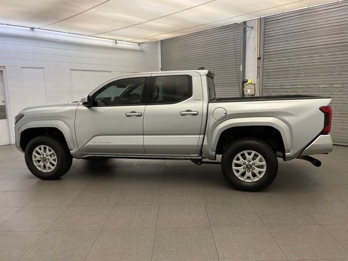 Used 2025 Toyota Tacoma SR5 AWD/4WD image 10
