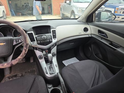 Used 2016 Chevrolet Cruze LT w/ Technology Package FWD image 12
