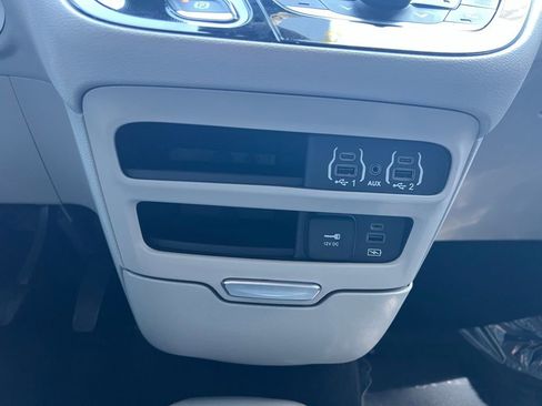 Used 2022 Chrysler Pacifica Touring-L FWD image 25