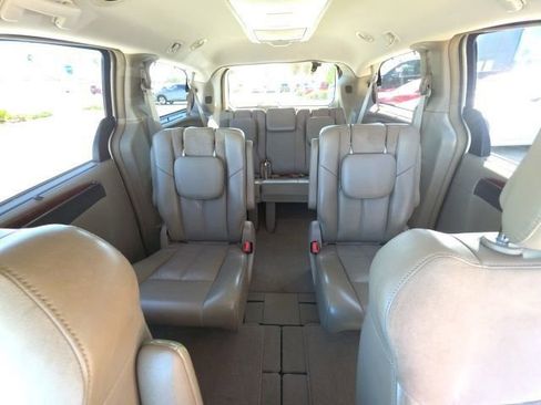 Used 2011 Chrysler Town & Country Limited image 21