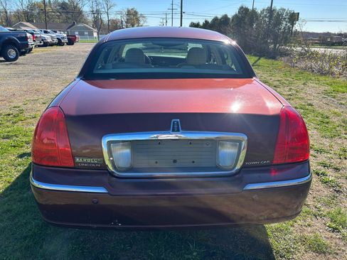 Used 2004 Lincoln Town Car Signature image 6