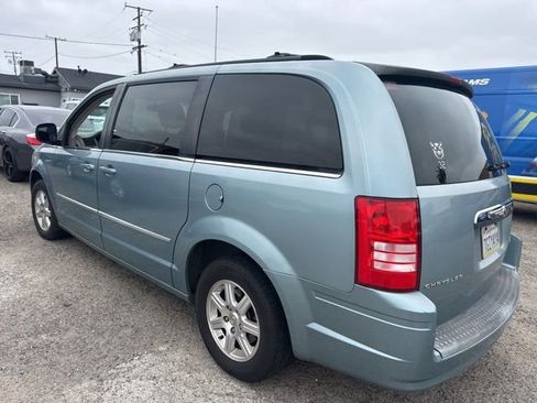 Used 2009 Chrysler Town & Country Touring w/ Family Value Group FWD image 7