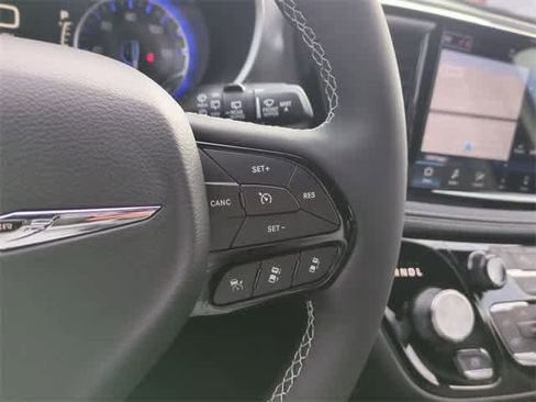 New 2026 Chrysler Pacifica Select image 25