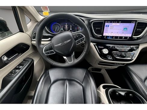 Used 2024 Chrysler Pacifica Touring-L image 6