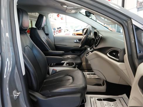 Used 2022 Chrysler Pacifica Touring-L FWD image 42