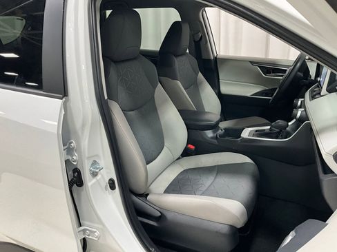 Used 2025 Toyota RAV4 XLE AWD/4WD image 9