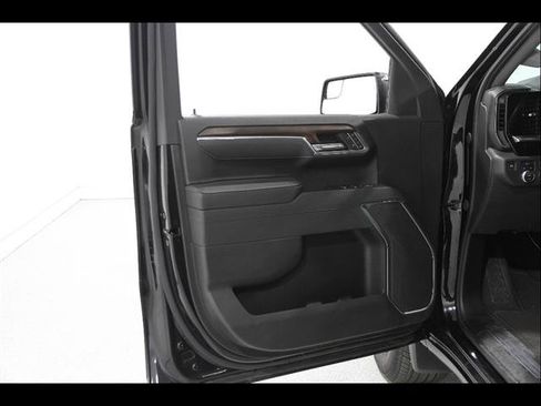 Used 2025 GMC Sierra 1500 SLT image 4