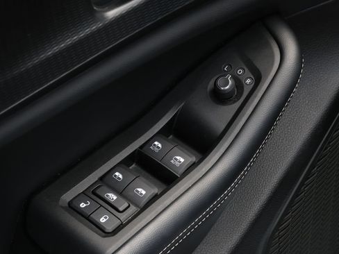 Used 2024 Jeep Grand Cherokee L Altitude AWD/4WD image 17