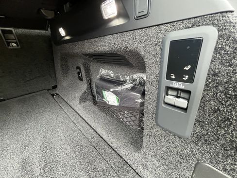 Certified 2025 Land Rover Range Rover SE image 36