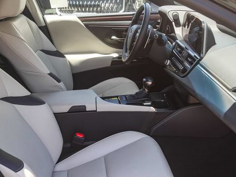 Used 2025 Lexus ES 300h w/ Premium Package FWD image 18