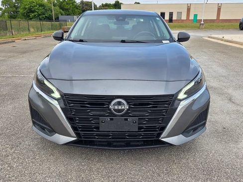Used 2024 Nissan Altima 2.5 SV FWD image 2