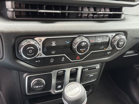 Used 2025 Jeep Wrangler Sport AWD/4WD image 19