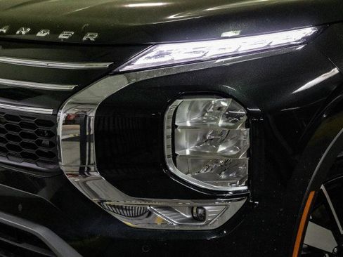 New 2025 Mitsubishi Outlander SE image 2