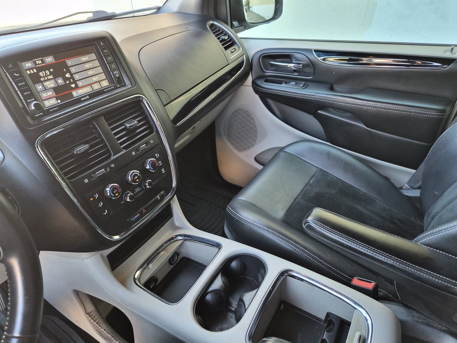 Used 2017 Dodge Grand Caravan SXT FWD image 13