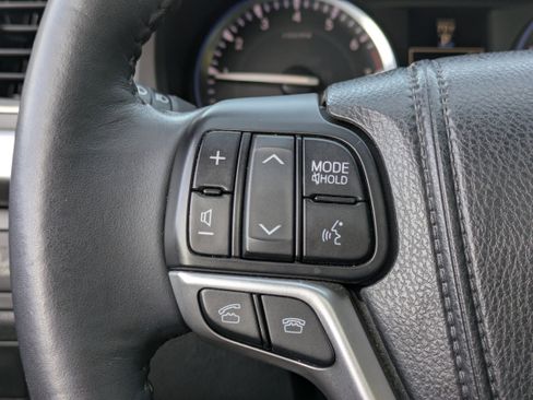 Used 2015 Toyota Highlander Limited image 25