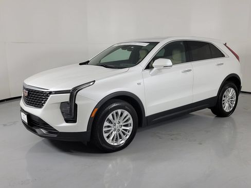 Used 2024 Cadillac XT4 Luxury FWD image 2