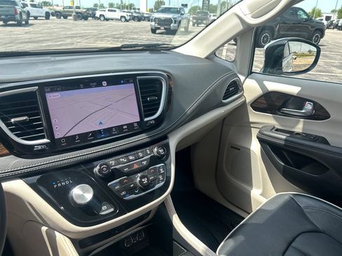 Used 2023 Chrysler Pacifica Limited w/ Uconnect Theater Family Group AWD/4WD image 17