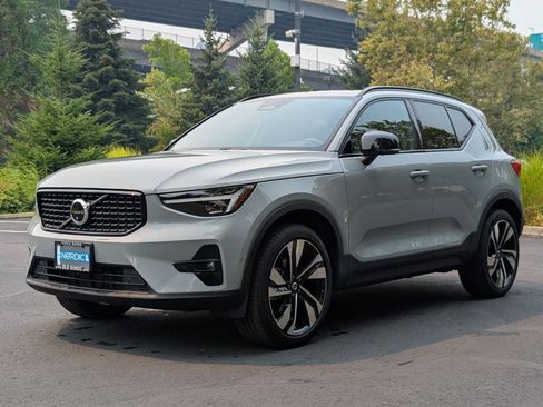 Used 2025 Volvo XC40 B5 Ultra AWD/4WD image 3