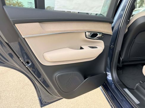 New 2026 Volvo XC90 B6 Plus w/ Protection Package Premier image 14