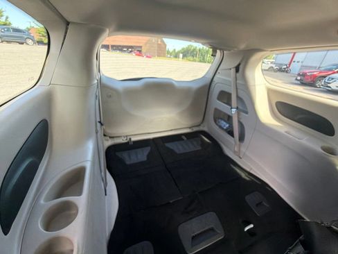 Used 2024 Chrysler Pacifica Touring-L FWD image 54