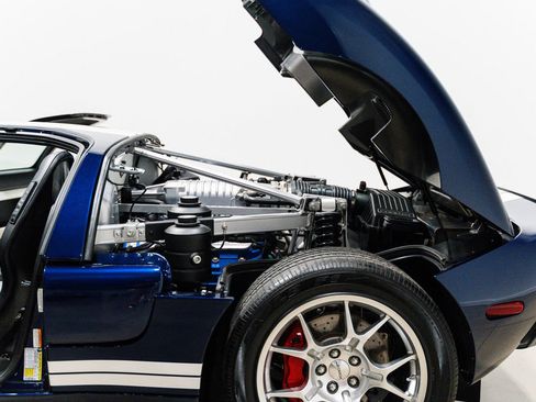 Used 2006 Ford GT RWD image 5