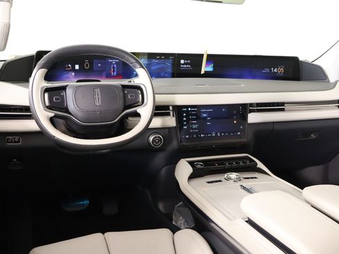 New 2026 Lincoln Navigator Premiere AWD/4WD image 2
