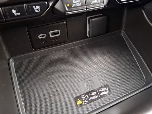 Used 2024 GMC Yukon XL SLT w/ SLT Luxury Package image 24