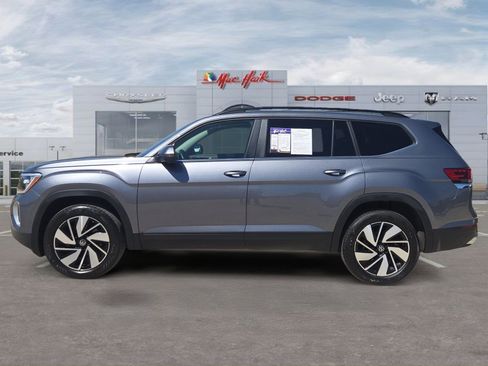Used 2025 Volkswagen Atlas SE image 2